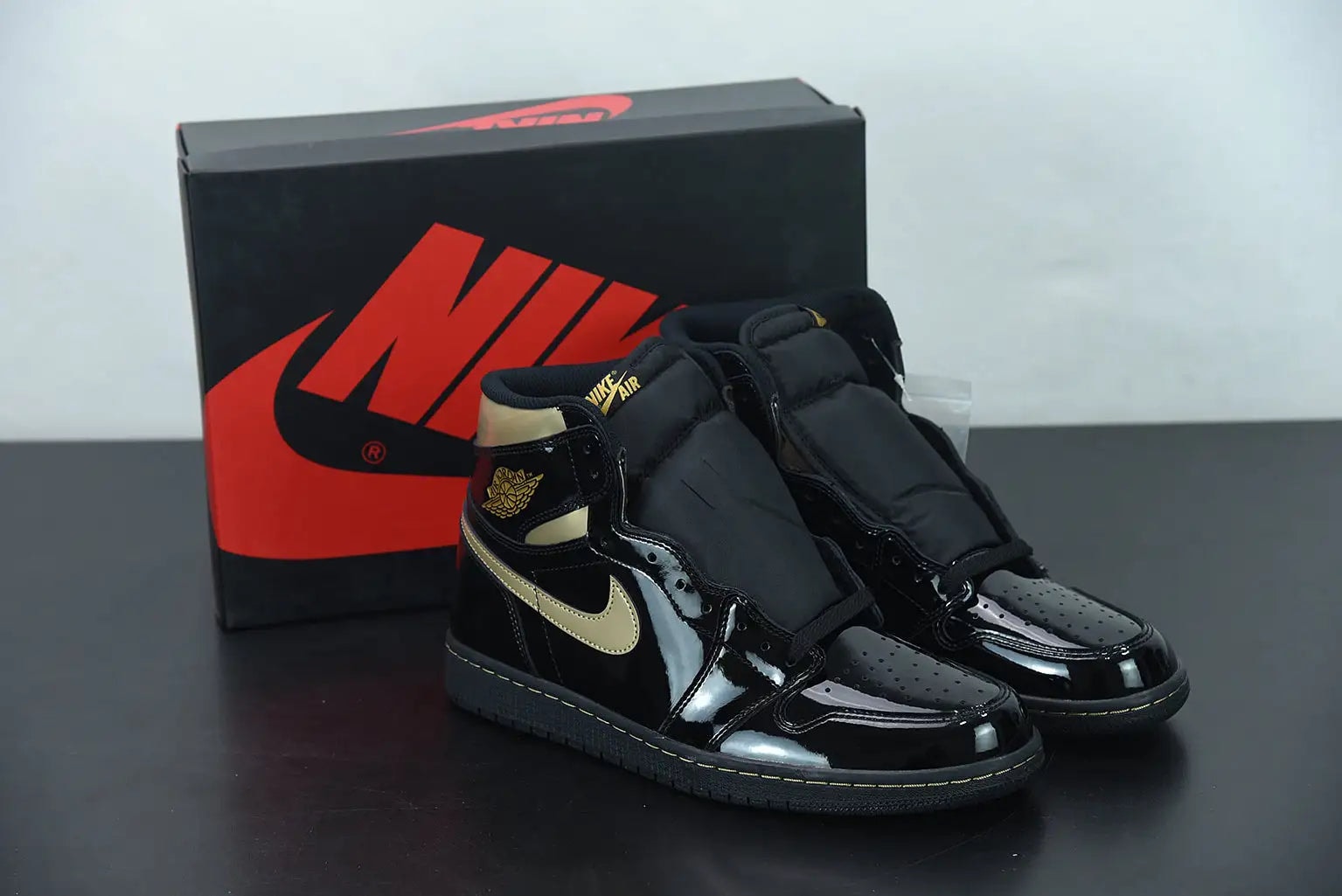 Nike Air Jordan 1 High “Black Metallic Gold“ - Imagen 1