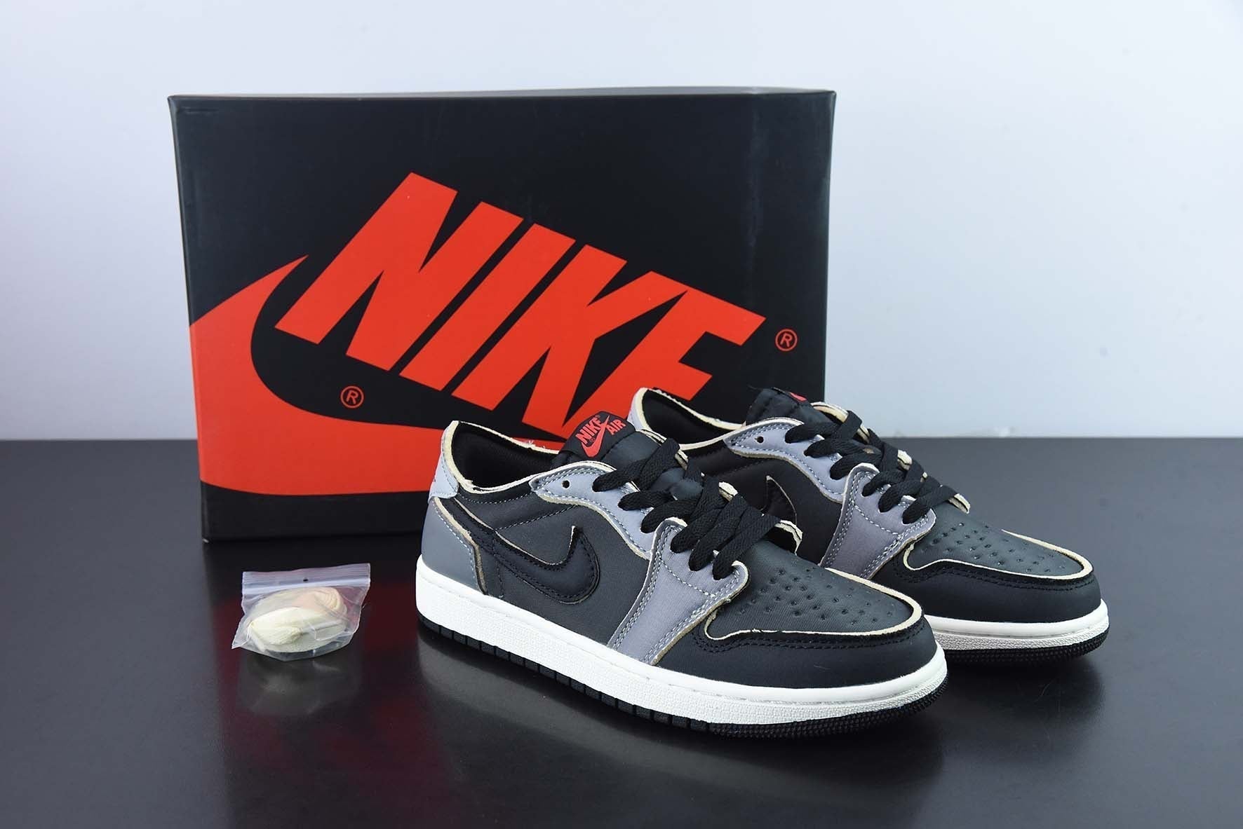 Nike Air Jordan 1 Low SE “EXC Black Smoke Grey“ - Imagen 1