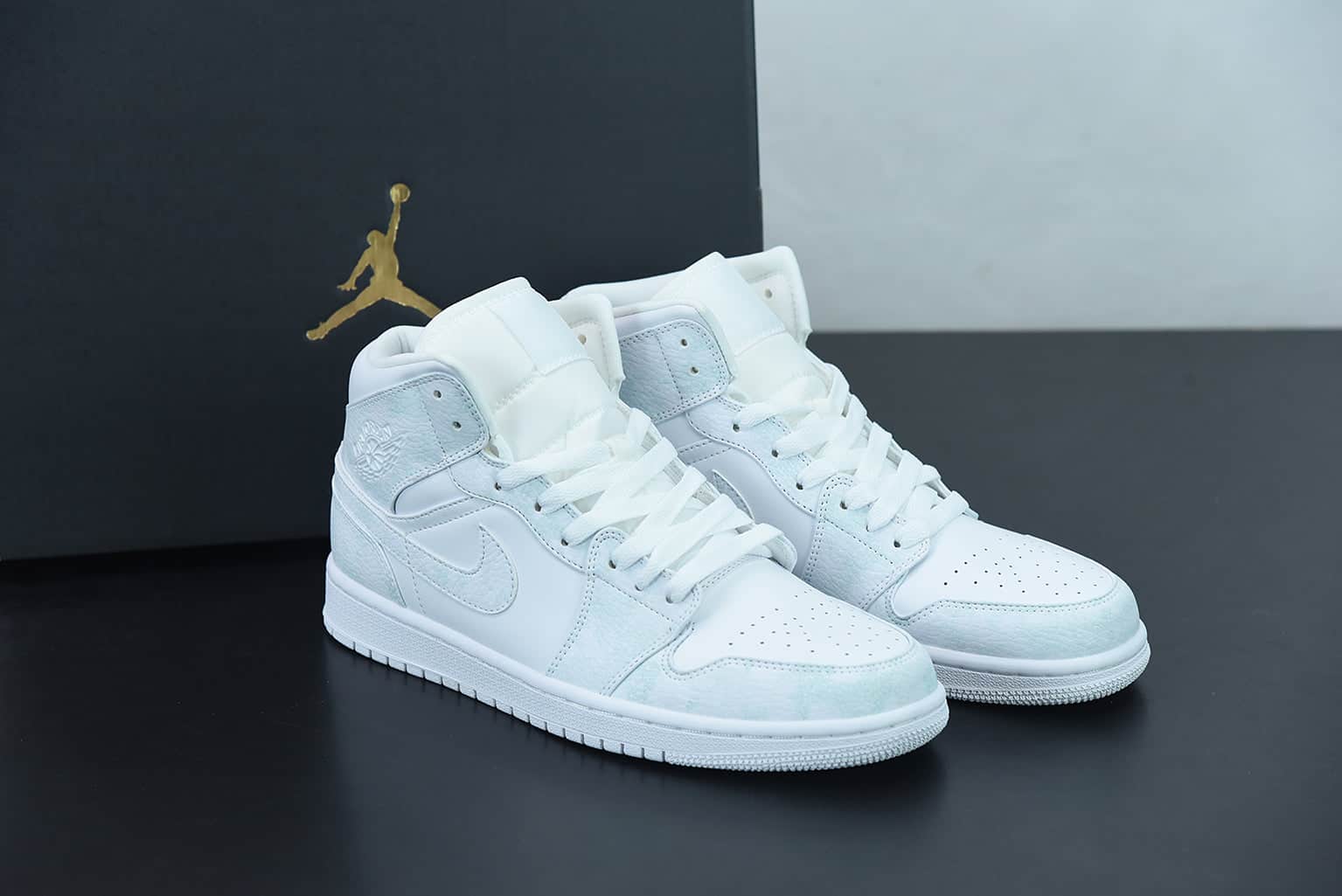 Nike Air Jordan 1 Mid "Triple White"
