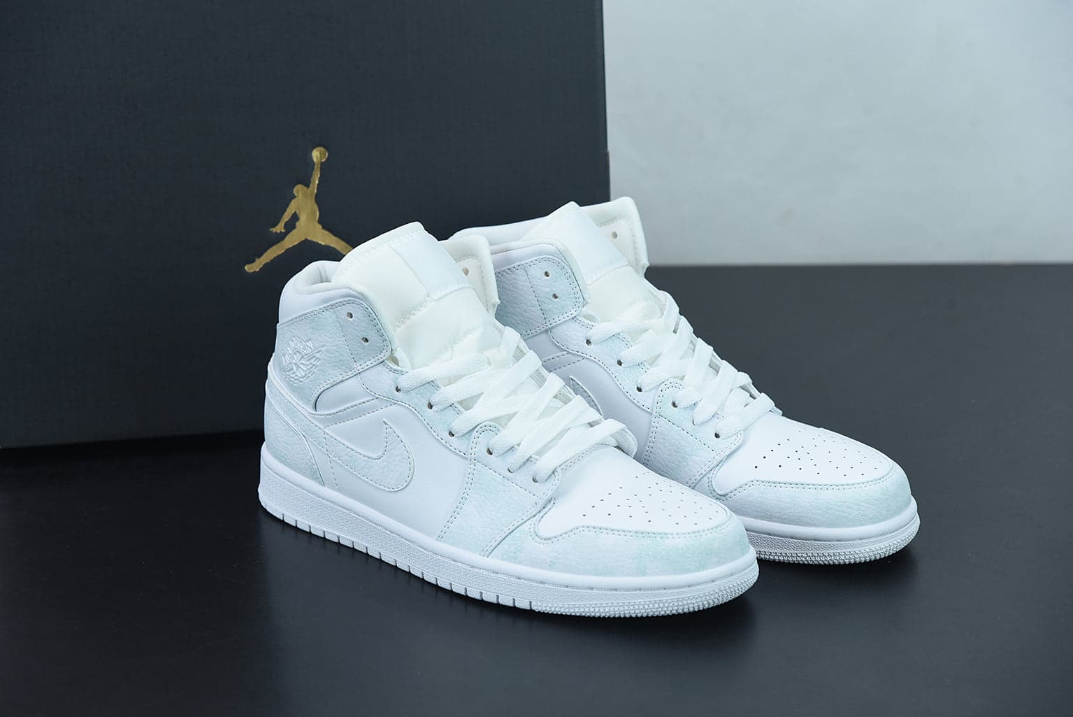 Nike Air Jordan 1 Mid "Triple White"
