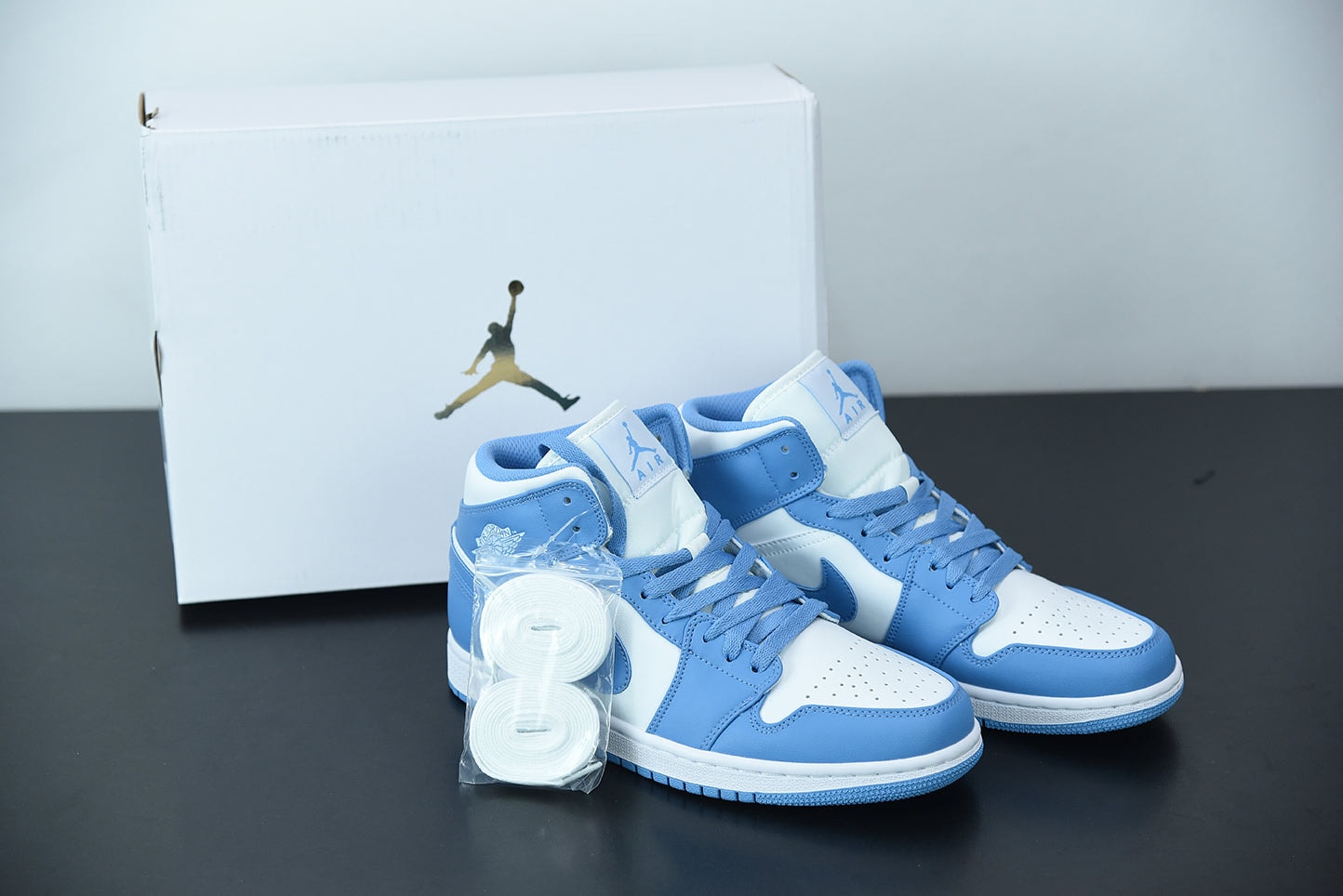 Nike Air Jordan 1 Mid "UNC" - Imagen 1
