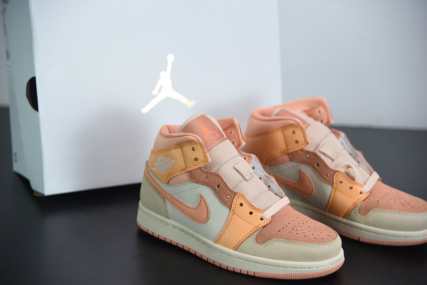 Nike Air Jordan 1 Mid Apricot Orange - Imagen 1
