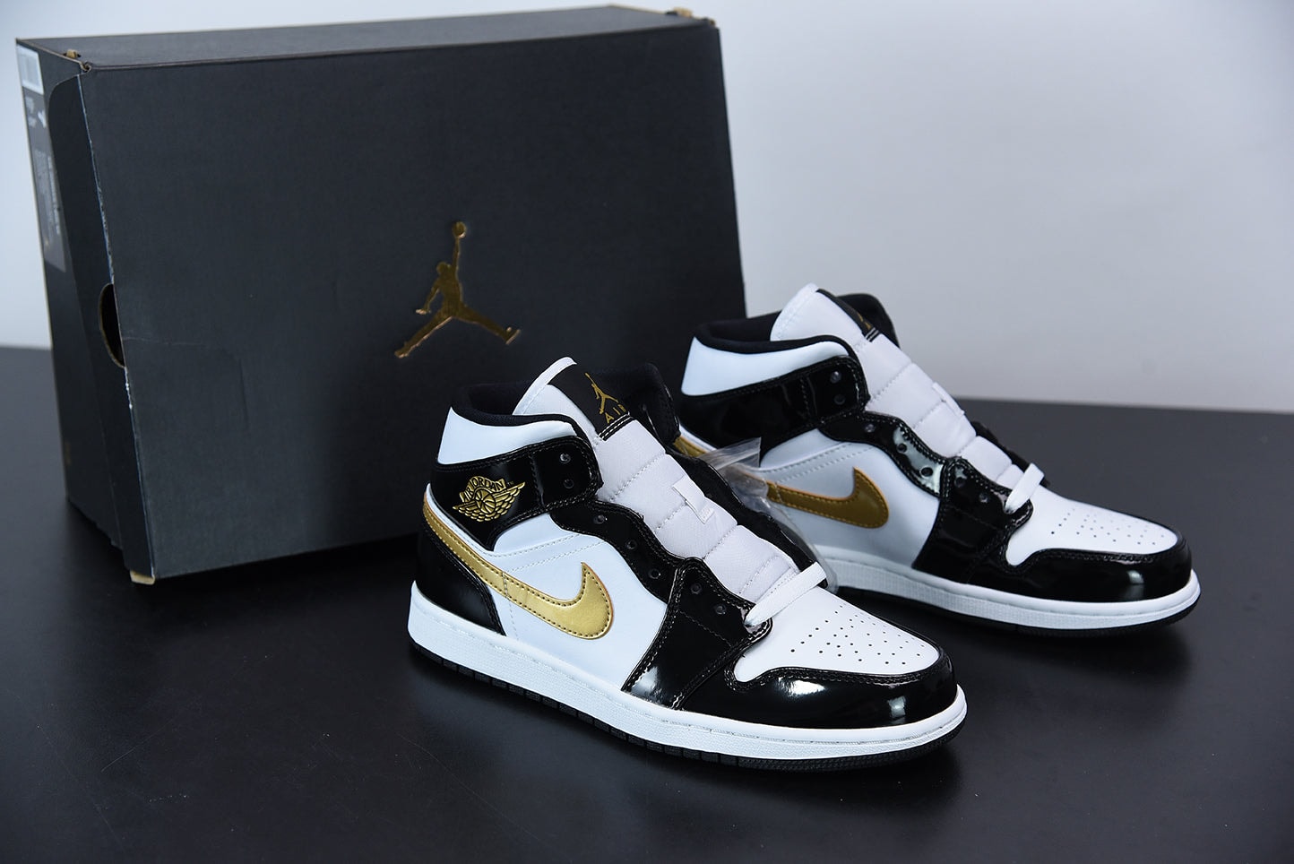 Nike Air Jordan 1 Mid Black Metallic Gold White - Imagen 1