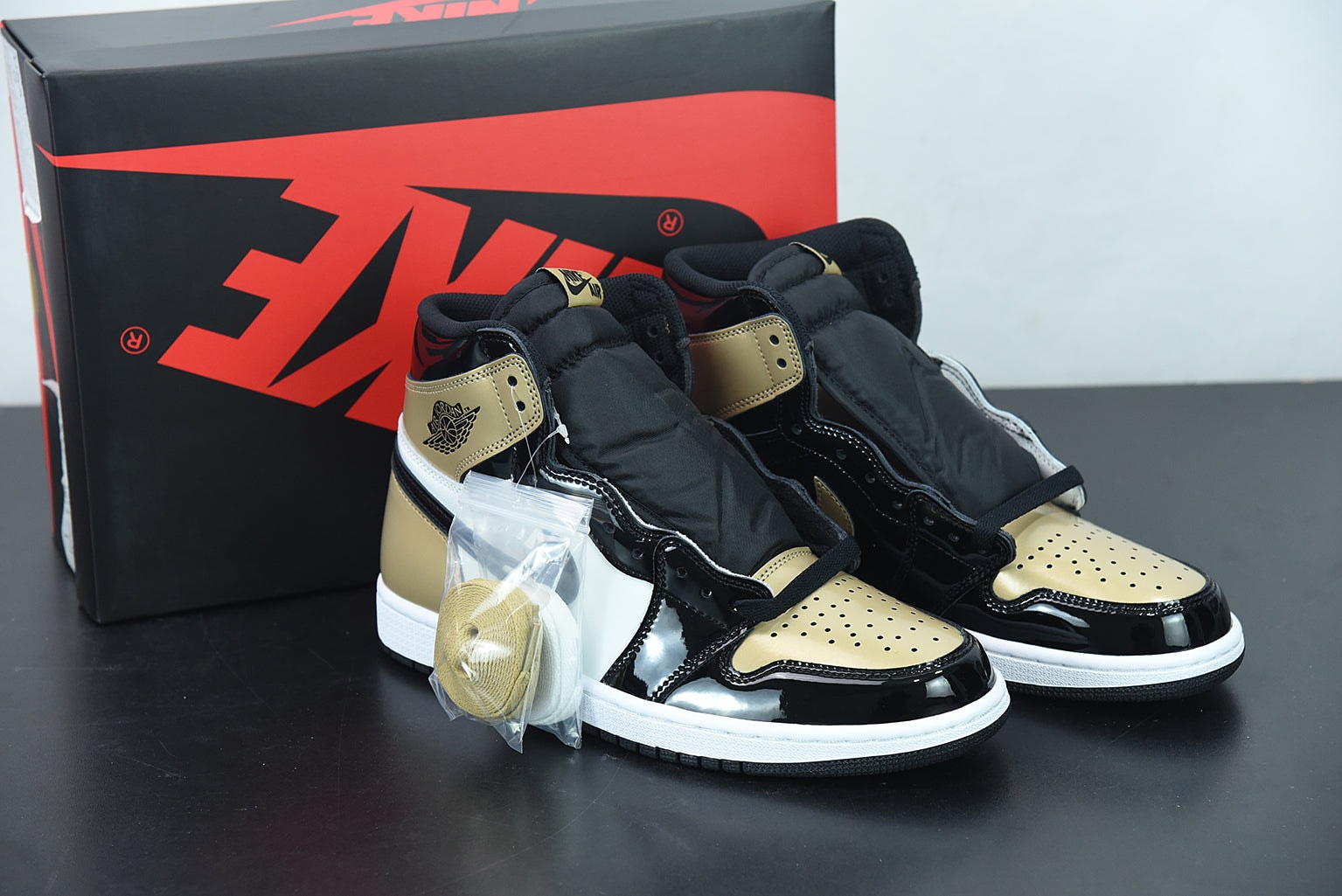 Nike Air Jordan 1 Retrô High NRG Patent Gold Toe - Imagen 1