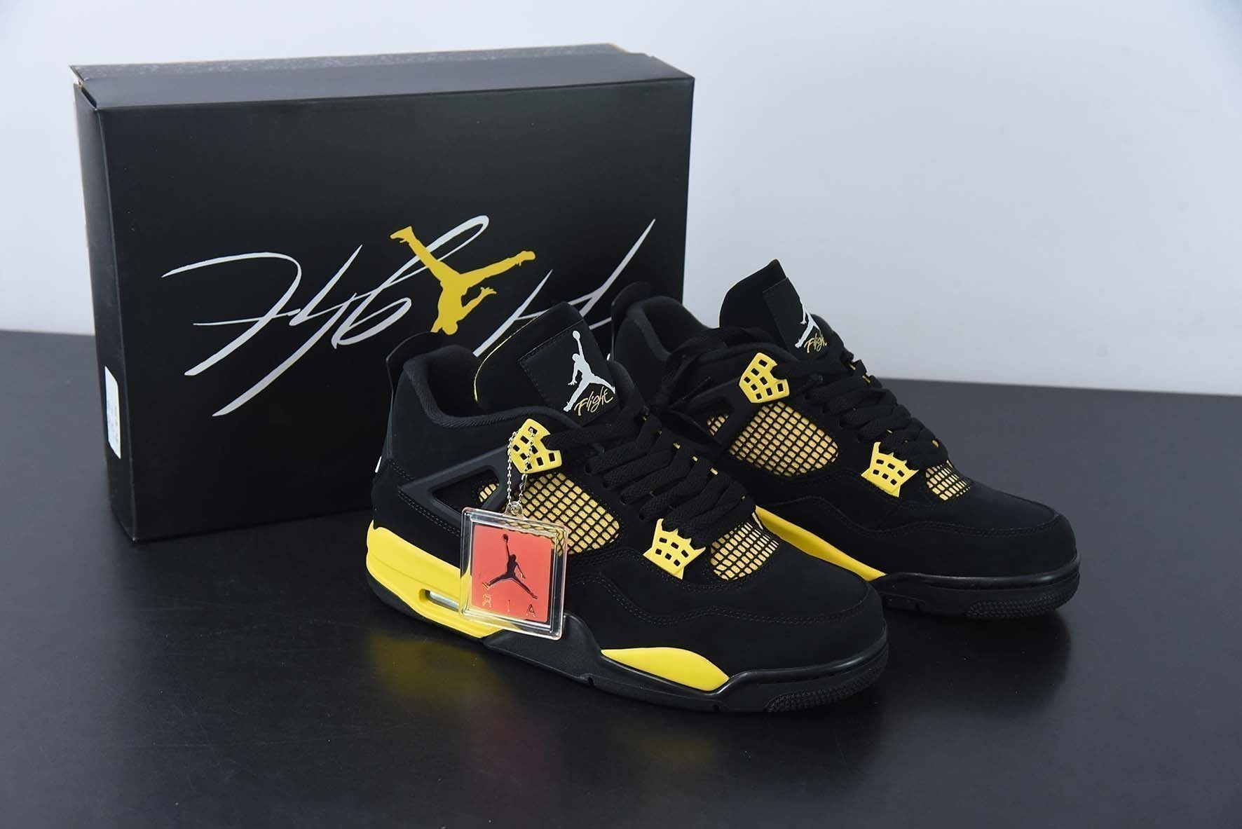 Nike Air Jordan 4 Retro "Thunder" - Imagen 1