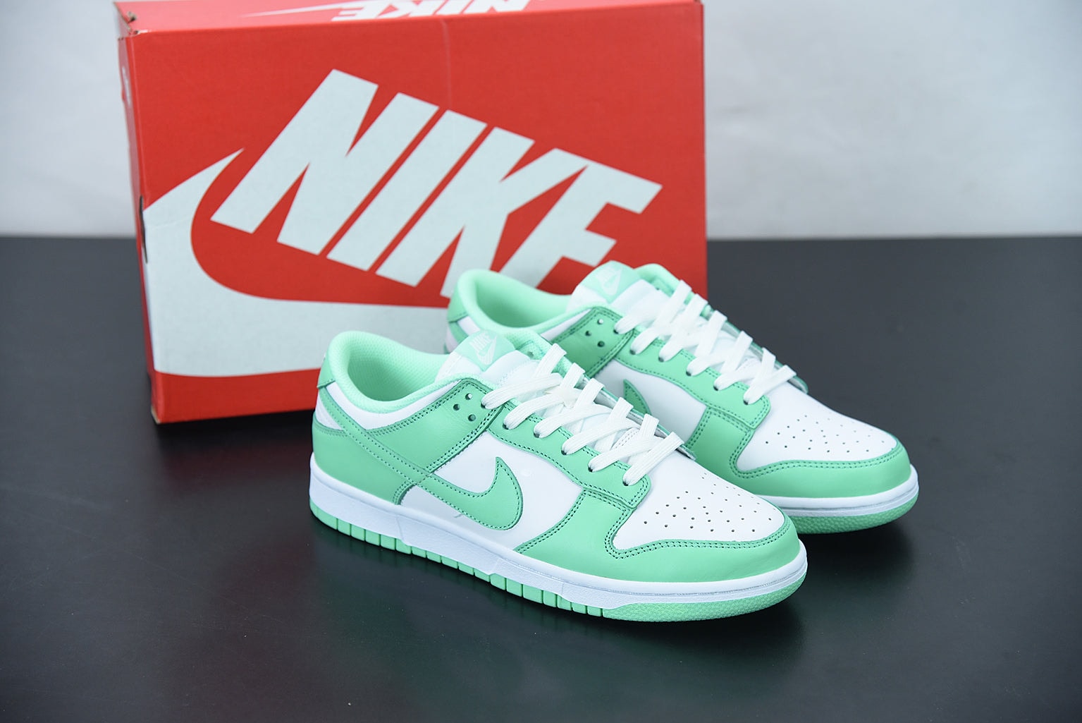 Nike Dunk Low "Green Glow" - Imagen 1