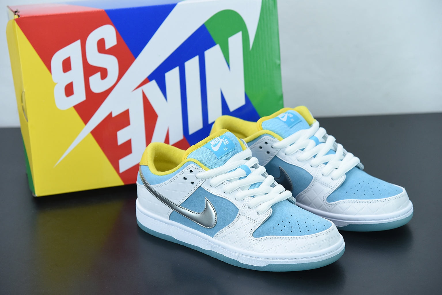 Nike SB Dunk Low x FTC "Lagoon Pulse" - Imagen 1