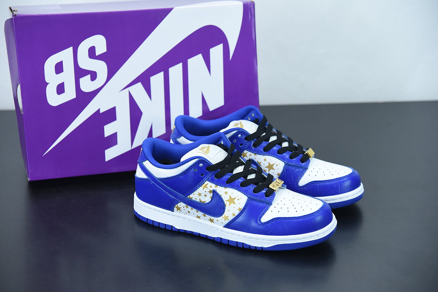 Nike SB Dunk Low x Supreme Stars Hyper Royal - Imagen 1