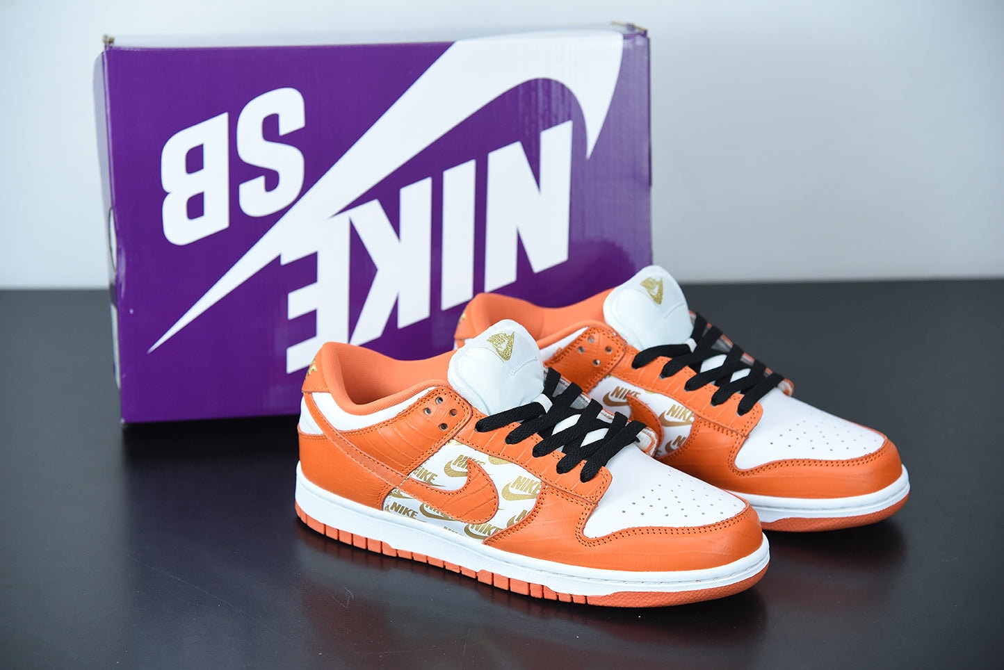 Nike SB Dunk Low x Supreme White Black Orange - Imagen 1